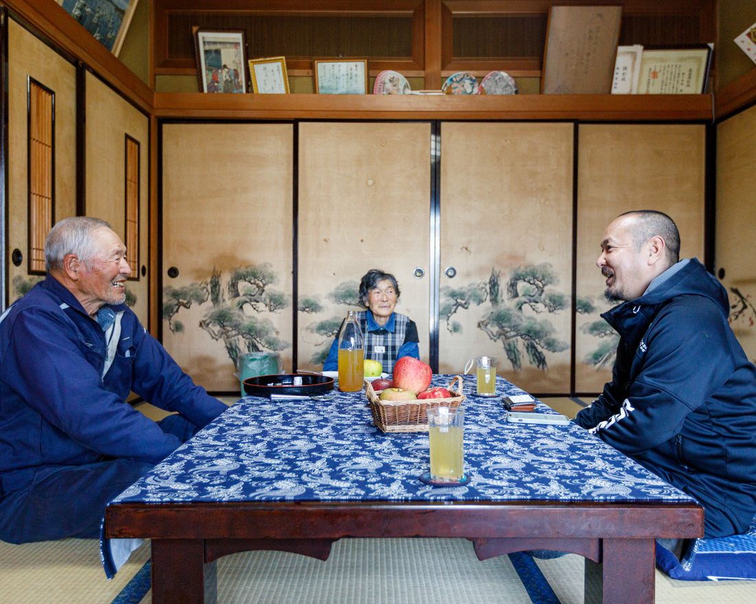 生産者のお宅で話をうかがう様子